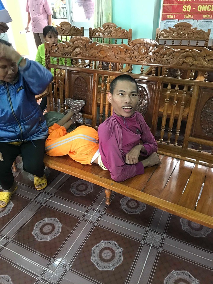 Thăm và tặng quà anh Đoàn Phú Bình sinh năm 1996 nạn nhân da cam tại Phú Yên. Thăm và tặng quà anh Đoàn Phú Bình sinh năm 1996 nạn nhân da cam tại Phú Yên.