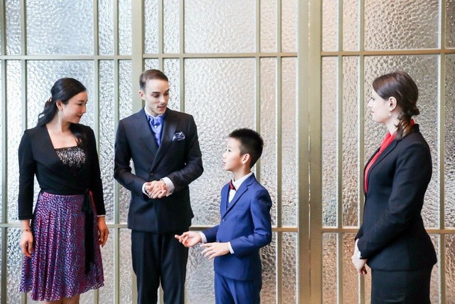 Các gia đình giàu có muốn hòa nhập vào xã hội thượng lưu cũng như cảm thấy thoải mái khi tiếp xúc với người nước ngoài.