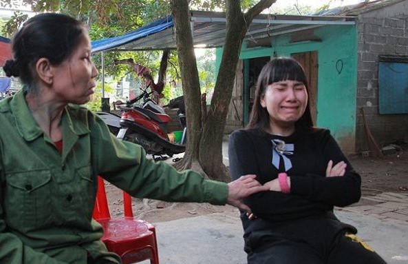 Người mẹ luôn ở bên con gái mình trong những lúc khó khăn.