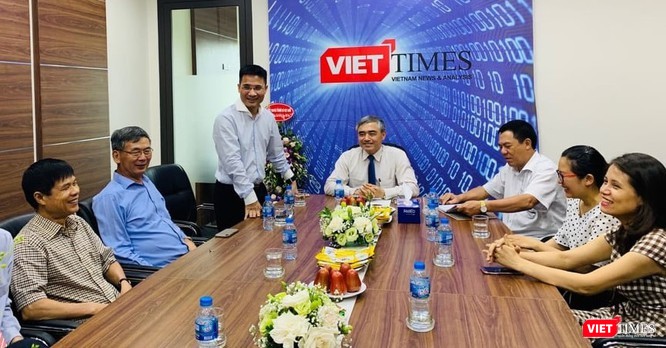 Chủ tịch Nguyễn Minh Hồng: "Lãnh đạo Hội Truyền thông số Việt Nam ghi nhận và đánh giá cao nỗ lực của tập thể cán bộ, phóng viên và nhân viên Tạp chí trong việc sớm ổn định tổ chức, bộ máy, xây dựng và tổ chức thực hiện có hiệu quả các nhiệm vụ đặt ra". Chủ tịch Nguyễn Minh Hồng: "Lãnh đạo Hội Truyền thông số Việt Nam ghi nhận và đánh giá cao nỗ lực của tập thể cán bộ, phóng viên và nhân viên Tạp chí trong việc sớm ổn định tổ chức, bộ máy, xây dựng và tổ chức thực hiện có hiệu quả các nhiệm vụ đặt ra".