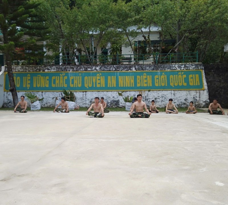 Các cháu luyện tập cùng các chú BĐBP