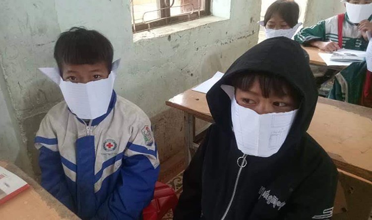 Hình ảnh cô Phim chụp học sinh đeo khẩu trang giấy ngày 6/02/2020 (Ảnh của VNexpress) Hình ảnh cô Phim chụp học sinh đeo khẩu trang giấy ngày 6/02/2020 (Ảnh của VNexpress)