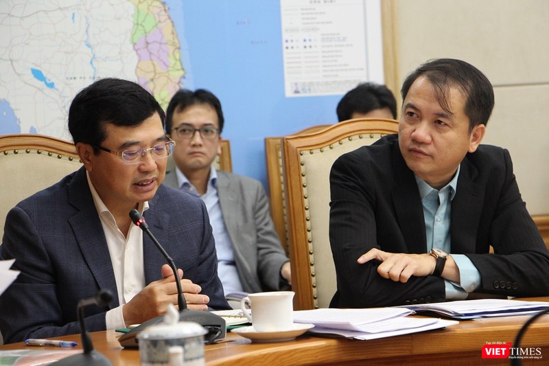 Ông Hoàng Quốc Vượng, Thứ trưởng Bộ Công Thương (trái) báo cáo và giải trình các vấn đề liên quan đến hoạt động TKNL. Ảnh: Dũng Trần. Ông Hoàng Quốc Vượng, Thứ trưởng Bộ Công Thương (trái) báo cáo và giải trình các vấn đề liên quan đến hoạt động TKNL. Ảnh: Dũng Trần.