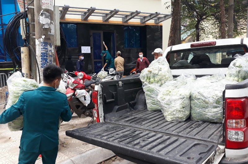 Tại hàng rào cách ly, lực lượng dân phòng sẽ tiếp nhận các túi thực phẩm, thực hiện biện pháp khử trùng trước khi chuyển tới từng nhà dân. Theo thông báo từ chính quyền, người dân không được trực tiếp nhận đồ tiếp tế. Tại hàng rào cách ly, lực lượng dân phòng sẽ tiếp nhận các túi thực phẩm, thực hiện biện pháp khử trùng trước khi chuyển tới từng nhà dân. Theo thông báo từ chính quyền, người dân không được trực tiếp nhận đồ tiếp tế.