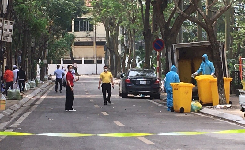 Cũng như biện pháp đã sử dụng tại Sơn Lôi (Vĩnh Phúc), bên trong khu cách ly ở Trúc Bạch liên tục được phun thuốc khử trùng. Các thùng rác trước cửa nhà dân, xe tập kết rác… được phun kỹ. Cũng như biện pháp đã sử dụng tại Sơn Lôi (Vĩnh Phúc), bên trong khu cách ly ở Trúc Bạch liên tục được phun thuốc khử trùng. Các thùng rác trước cửa nhà dân, xe tập kết rác… được phun kỹ.