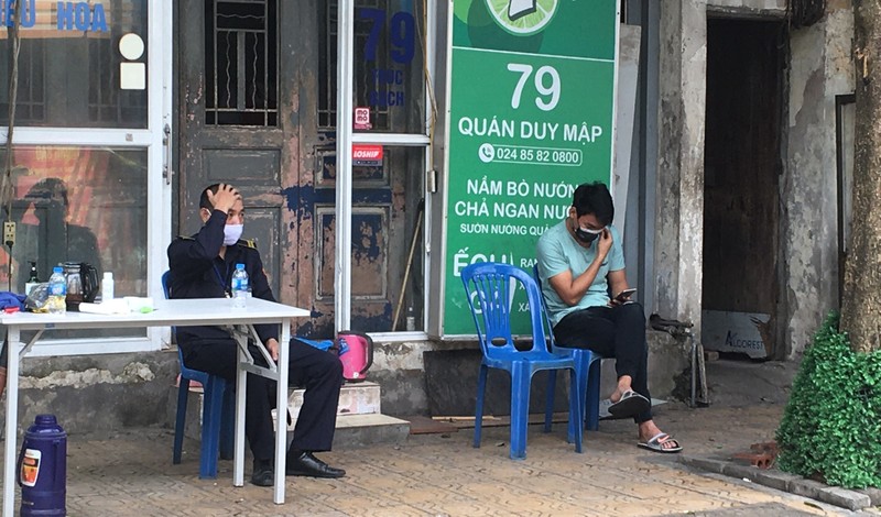 rong sáng nay, Bộ Y tế cho biết, ông N.Q.T. (61 tuổi), sống tại phường Trúc Bạch có xét nghiệm dương tính với COVID-19. Thông tin bệnh nhân COVID-19 thứ 21 là người trong phường khiến nhiều người dân trong khu cách ly thêm lo lắng. rong sáng nay, Bộ Y tế cho biết, ông N.Q.T. (61 tuổi), sống tại phường Trúc Bạch có xét nghiệm dương tính với COVID-19. Thông tin bệnh nhân COVID-19 thứ 21 là người trong phường khiến nhiều người dân trong khu cách ly thêm lo lắng.