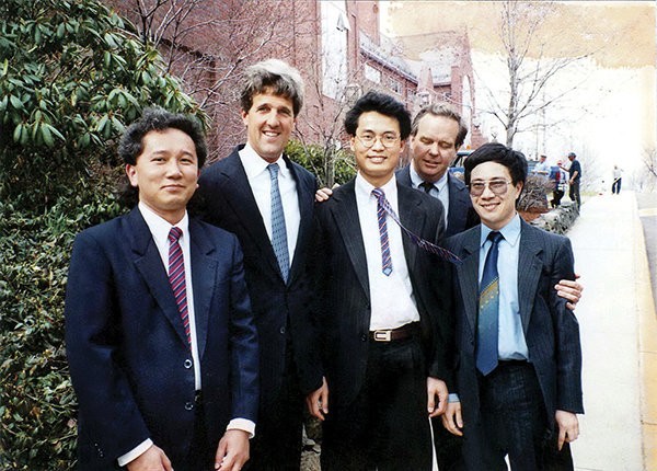 Đại sứ Nguyễn Vũ Tú, TNS John Kerry, Đại sứ Việt Nam tại Cuba Nguyễn Trung Thành, Thomas Vallely, Giám đốc Chương trình Việt Nam của Trường Kennedy thuộc Đại học Harvard, và ông Phạm Bình Minh (Phó thủ tướng kiêm Bộ trưởng Bộ Ngoại giao) bên lề hội thảo về gỡ bỏ cấm vận tại Boston năm 1993. Đại sứ Nguyễn Vũ Tú, TNS John Kerry, Đại sứ Việt Nam tại Cuba Nguyễn Trung Thành, Thomas Vallely, Giám đốc Chương trình Việt Nam của Trường Kennedy thuộc Đại học Harvard, và ông Phạm Bình Minh (Phó thủ tướng kiêm Bộ trưởng Bộ Ngoại giao) bên lề hội thảo về gỡ bỏ cấm vận tại Boston năm 1993.