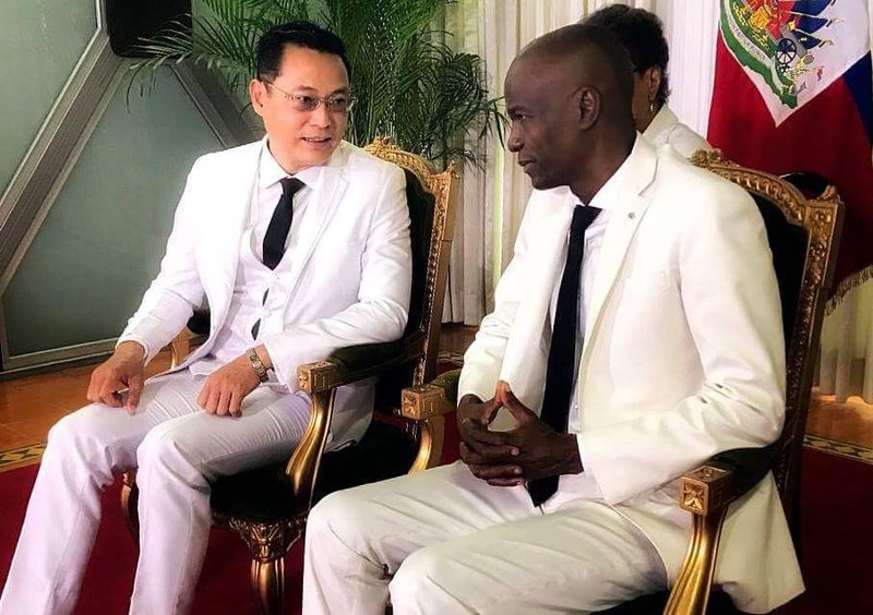 Đại sứ Nguyễn Trung Thành trình thư ủy nhiệm và nói chuyện với Tổng thống Haiti. Đại sứ Nguyễn Trung Thành trình thư ủy nhiệm và nói chuyện với Tổng thống Haiti.