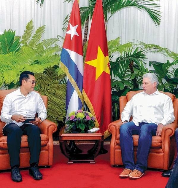 Ông Nguyễn Trung Thành với Chủ tịch Cuba . Ông Nguyễn Trung Thành với Chủ tịch Cuba .