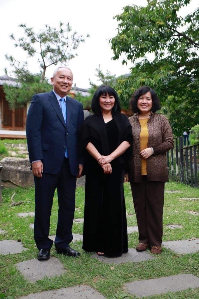 Nguyễn Vũ Tú cùng ca sỹ Cẩm Vân (giữa) tại Hàn Quốc. Nguyễn Vũ Tú cùng ca sỹ Cẩm Vân (giữa) tại Hàn Quốc.