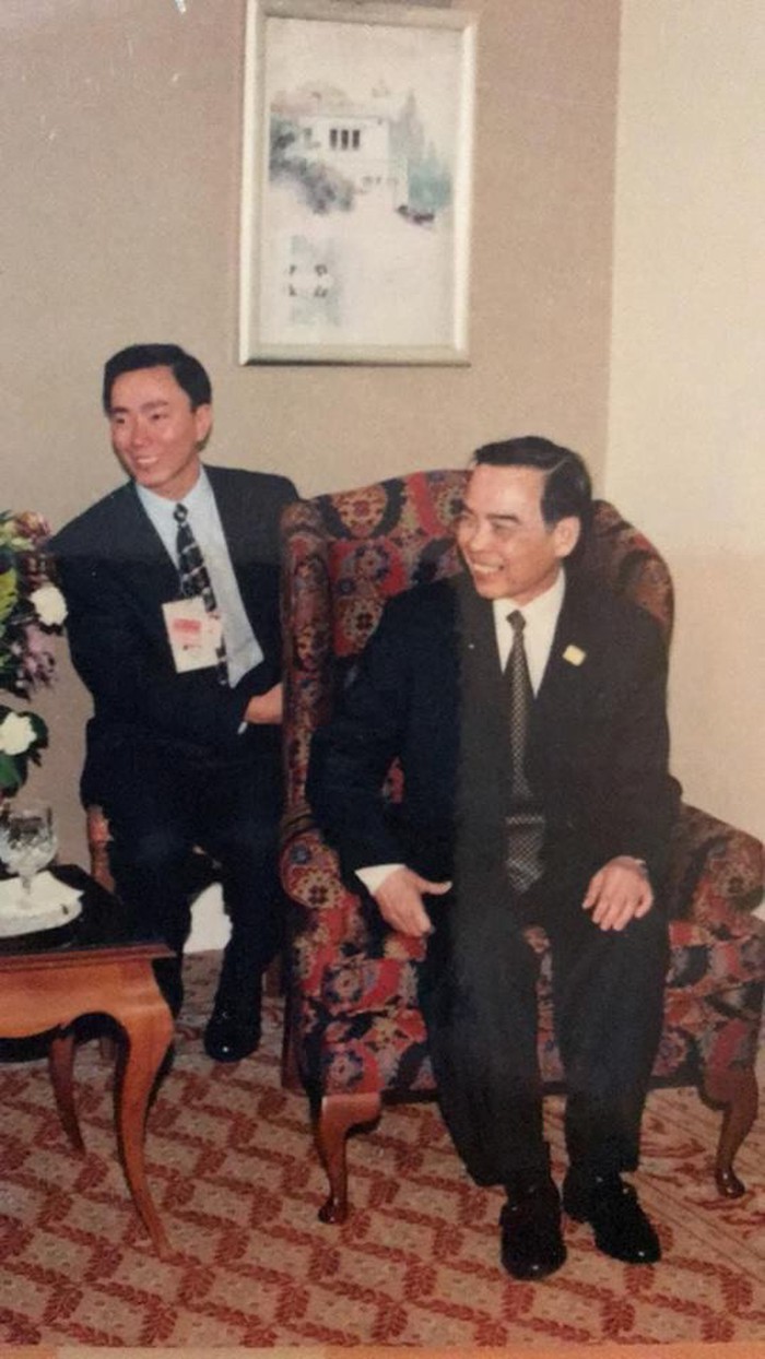 Phiên dịch cho Thủ tướng Phan Văn Khải (Ảnh internet) Phiên dịch cho Thủ tướng Phan Văn Khải (Ảnh internet)