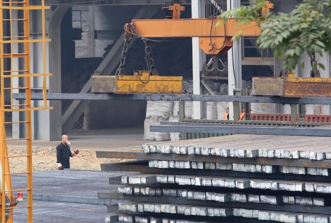 Sự liên đới dắt dây khiến cho toàn bộ nền kinh tế, không trừ mảng nào, từ sản xuất đến dịch vụ, doanh nghiệp lớn đến cửa hàng con, đều bị ảnh hưởng sụt giảm.