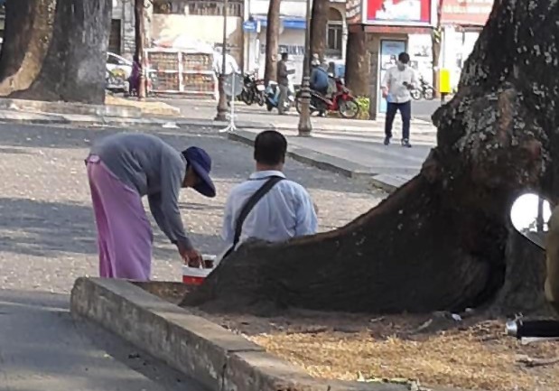 Những người bán hàng rong và chạy xe ôm vắng khách mùa Covid-19 - Ảnh: Vũ Thị Phương Anh. Những người bán hàng rong và chạy xe ôm vắng khách mùa Covid-19 - Ảnh: Vũ Thị Phương Anh.