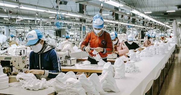 Sản xuất và xuất khẩu khẩu trang đang là cứu cánh cho ngành dệt may trong đại dịch covid-19 (Ảnh minh họa) Sản xuất và xuất khẩu khẩu trang đang là cứu cánh cho ngành dệt may trong đại dịch covid-19 (Ảnh minh họa)