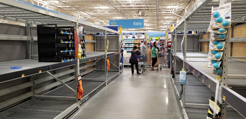 “Panic buying” tại siêu thị Walmart, tiểu bang Minnesota, nước Mỹ. Ảnh: Stewboy/Twitter. “Panic buying” tại siêu thị Walmart, tiểu bang Minnesota, nước Mỹ. Ảnh: Stewboy/Twitter.