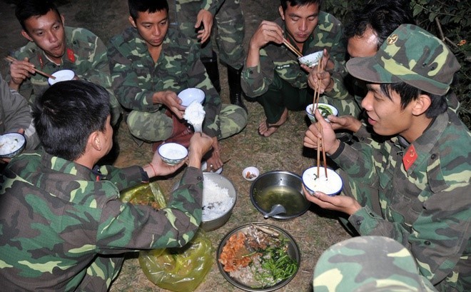 Các chiến sỹ bộ đội Việt Nam “ăn bờ ngủ bụi”, dựng lán trong rừng nhường chỗ nghỉ ngơi, sinh hoạt cho người dân trong thời gian cách ly. Các chiến sỹ bộ đội cũng là những người nấu cơm, lo từng bữa ăn giấc ngủ cho nhân dân trong thời gian này.