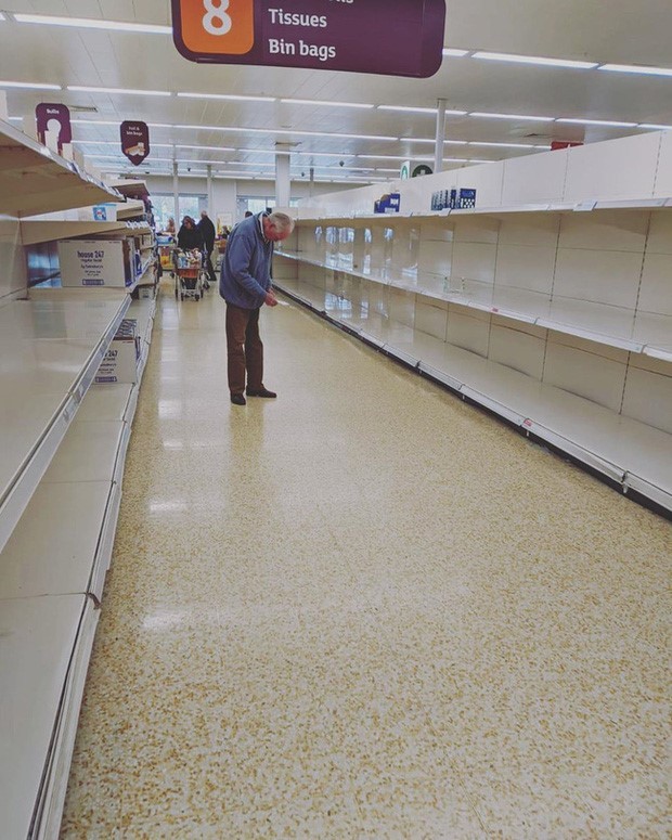 Cụ già cúi đầu nhìn vào tờ ghi chú với dáng vẻ bất lực, cô độc, xung quanh ông là những kệ hàng trống trơn. Người già vốn là những người dễ bị tổn thương nhất bởi đại dịch Covid-19. Bức ảnh gửi đến thông điệp, xin hãy nghĩ đến ông bà của bạn cũng sẽ như vậy, đồng thời kêu gọi mọi người ngừng mua sắm hoảng loạn và tích trữ hàng hóa khiến không đủ nguồn cung cho những người yếu thế.