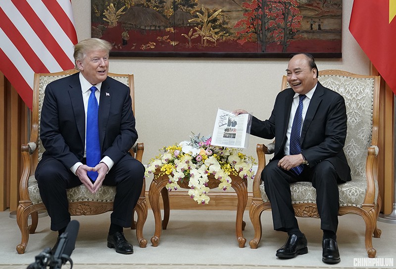 Thủ tướng Nguyễn Xuân Phúc đưa ra tờ báo mà ông Trump đã gửi lại Thủ tướng khi hai người gặp nhau vào năm 2017, trong lần đầu tiên ông Trump đến thăm Hà Nội - Ảnh VGP Thủ tướng Nguyễn Xuân Phúc đưa ra tờ báo mà ông Trump đã gửi lại Thủ tướng khi hai người gặp nhau vào năm 2017, trong lần đầu tiên ông Trump đến thăm Hà Nội - Ảnh VGP