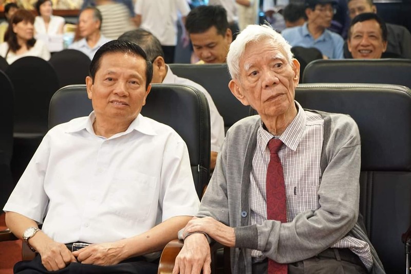 Ông Hương cùng nguyên Bộ trưởng Bộ TT&TT Lê Doãn Hợp (bìa trái). Ông Hương cùng nguyên Bộ trưởng Bộ TT&TT Lê Doãn Hợp (bìa trái).