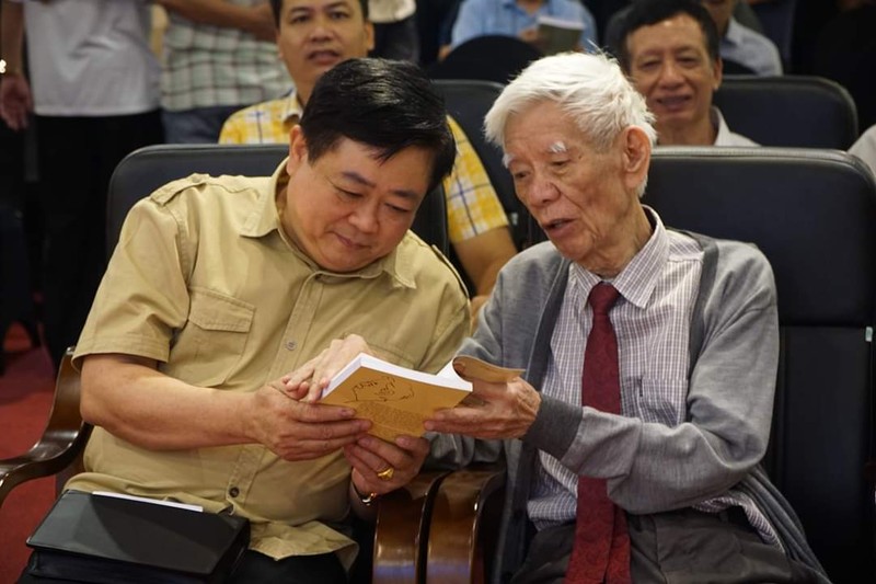 Tặng sách ông Nguyễn Thế Kỷ, Tổng giám đốc VOV. Tặng sách ông Nguyễn Thế Kỷ, Tổng giám đốc VOV.