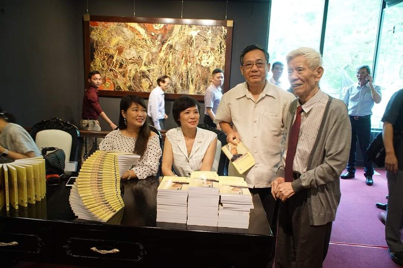 Tại bàn để sách "Nguyễn Đình Hương – Người con của non sông đất nước" Tại bàn để sách "Nguyễn Đình Hương – Người con của non sông đất nước"