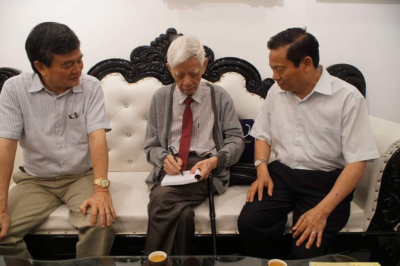 Ông Hương ký tặng sách. Ông Hương ký tặng sách.