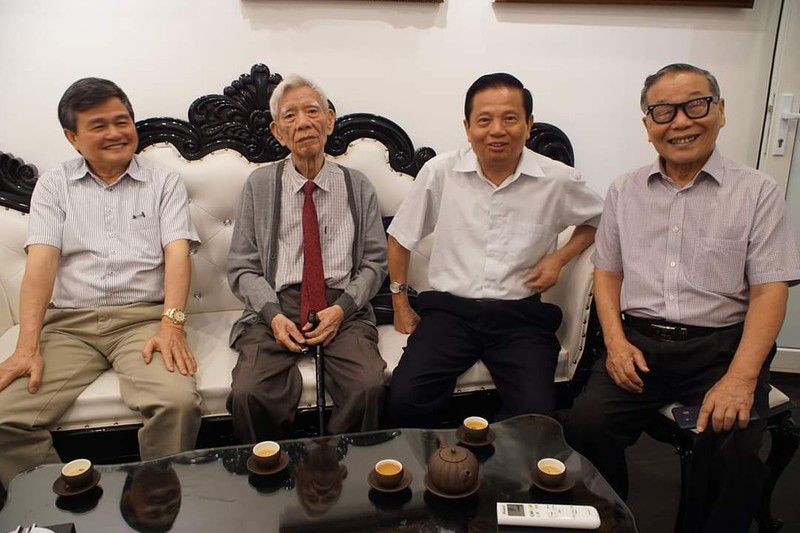 Ông Hương gữa những người yêu quý và mến mộ ông Ông Hương gữa những người yêu quý và mến mộ ông