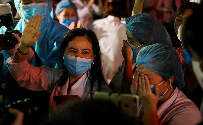 Các bác sĩ Khoa Chống độc ôm mặt khóc khi bệnh viện kết thúc cách ly. 14 ngày qua họ đã phải xa gia đình, vừa phải chiến đấu với dịch bệnh vừa chăm sóc bệnh nhân. Các bác sĩ Khoa Chống độc ôm mặt khóc khi bệnh viện kết thúc cách ly. 14 ngày qua họ đã phải xa gia đình, vừa phải chiến đấu với dịch bệnh vừa chăm sóc bệnh nhân.