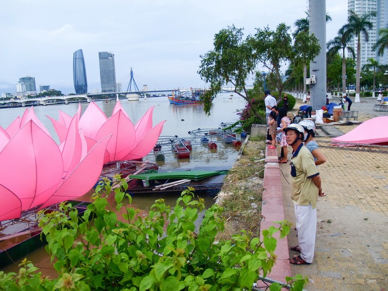 Cảnh người dân theo dõi tiến độ lắp đặt các đóa sen bên bờ sông vào chiều 4/5 hàng năm đã trở nên quen thuộc từ nhiều năm nay. Cảnh người dân theo dõi tiến độ lắp đặt các đóa sen bên bờ sông vào chiều 4/5 hàng năm đã trở nên quen thuộc từ nhiều năm nay.