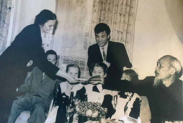 Ông Vũ Khoan (đứng, ở giữa) trong lần dự buổi Bác Hồ tiếp đón học sinh trường tiểu học mang tên Hồ Chí Minh tại Liên Xô. (Ảnh tư liệu) Ông Vũ Khoan (đứng, ở giữa) trong lần dự buổi Bác Hồ tiếp đón học sinh trường tiểu học mang tên Hồ Chí Minh tại Liên Xô. (Ảnh tư liệu)