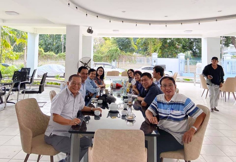 Trần Ngọc Châu (hàng đầu, bìa trái) và những người bạn