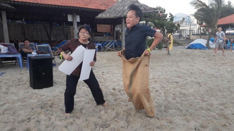 Chị Vũ Kim Hạnh (bìa trái)