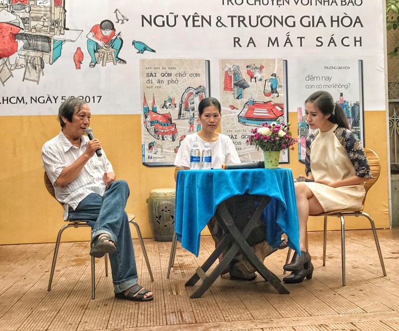 Trần Công Khanh (bìa trái) trong một lần giao lưu cùng bạn đọc- Ảnh NVCC.