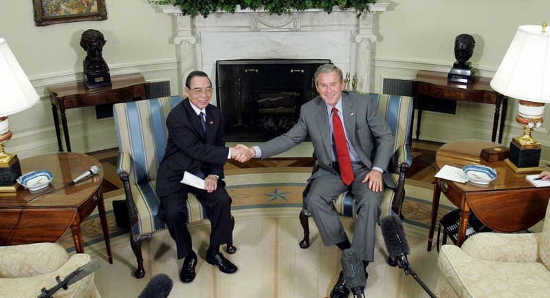 Thủ tướng Phan Văn Khải gặp Tổng thống George W. Bush (Ảnh tư liệu) Thủ tướng Phan Văn Khải gặp Tổng thống George W. Bush (Ảnh tư liệu)
