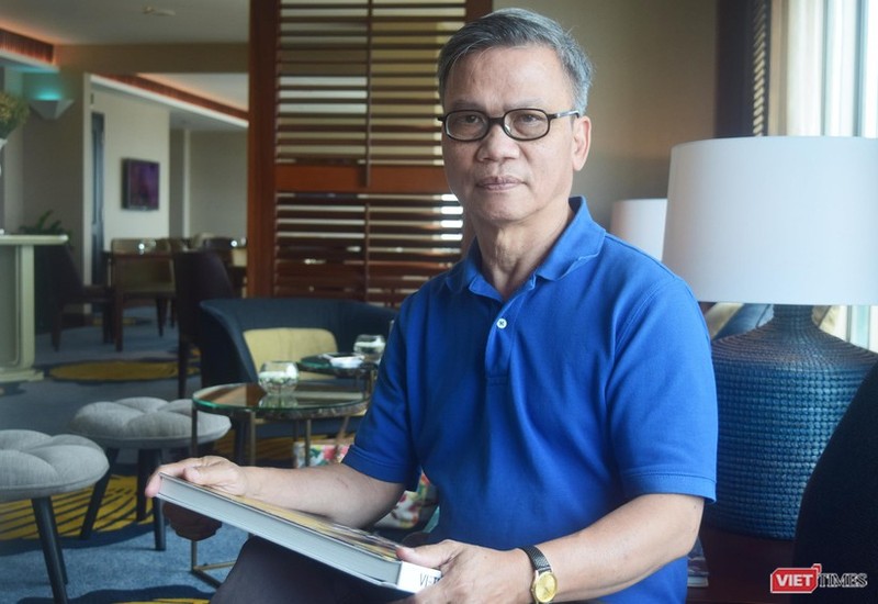 Nguyễn Hữu Liêm, Tiến sĩ luật khoa, Tiến sĩ triết học, hiện ông là Giáo sư triết học tại San Jose City College, California.