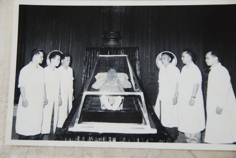 Sáu thành viên trong tổ công tác đặc biệt bên Bác (chụp chiều muộn ngày 2-9-1969)- Ảnh do GS Điều cung cấp.