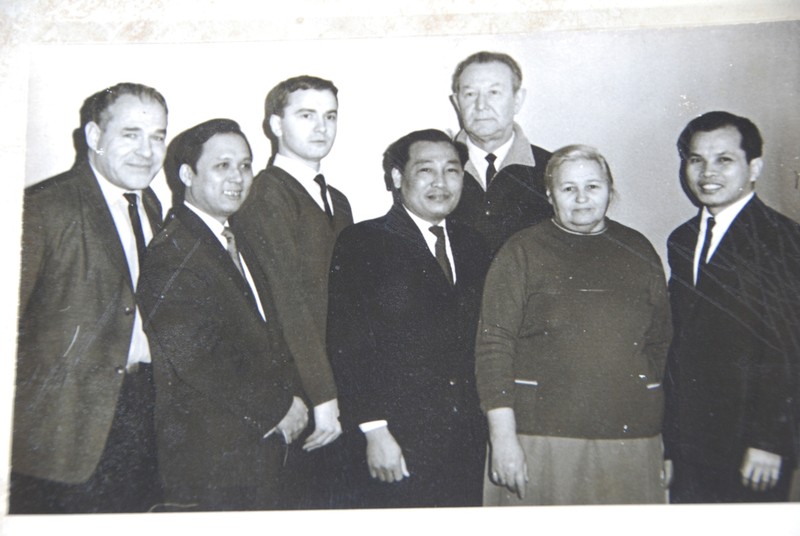 Bác sĩ Điều cùng với các chuyên gia Liên Xô - Ảnh do BS Điều cung cấp.