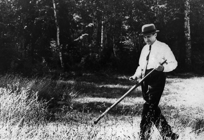 Andrei Gromưko từng là Bộ trưởng Bộ Ngoại giao Liên Xô trong giai đoạn 1957-1985. Ảnh Andrei Gromyko cắt cỏ, năm 1971. Andrei Gromưko từng là Bộ trưởng Bộ Ngoại giao Liên Xô trong giai đoạn 1957-1985. Ảnh Andrei Gromyko cắt cỏ, năm 1971.