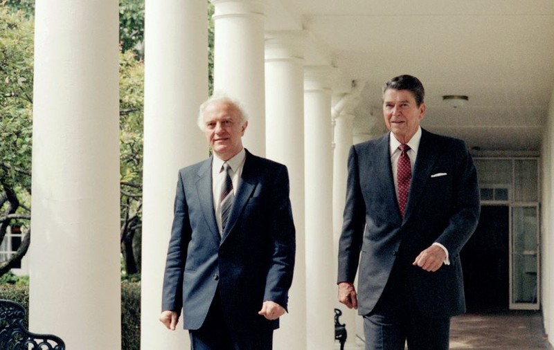 Shevardnadze cùng Tổng thống Mỹ Reigan. Shevardnadze cùng Tổng thống Mỹ Reigan.