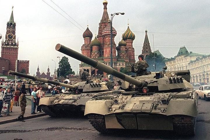 Xe tăng Liên Xô đỗ gần một lối vào điện Kremlin trên quảng trường Đỏ sau khi xảy ra vụ đảo chính nhằm lật đổ Tổng thống Gorbachev vào ngày 19/8/1991. Cuộc đảo chính vấp phải sự kháng cự của Boris Yeltsin, khi đó là lãnh đạo của nước cộng hòa Xô viết Nga. Ảnh: AFP.
