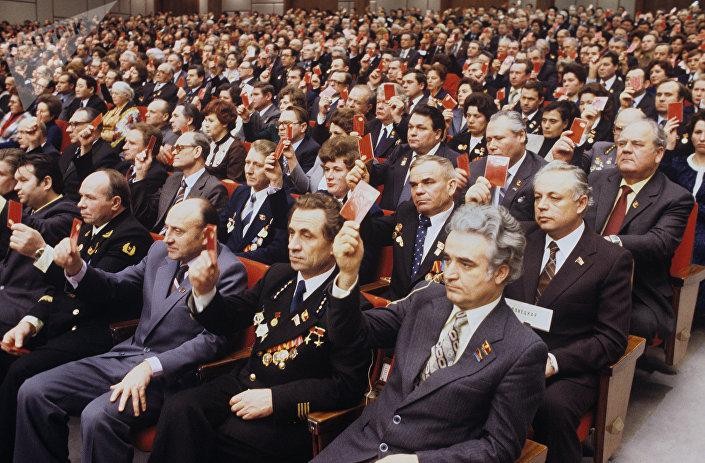 Các đảng viên này tuy đồng thuận, nhưng không đồng lòng- một trong những nguyên nhân dẫn đến sự xụp đổ của ĐCS Liên Xô Các đảng viên này tuy đồng thuận, nhưng không đồng lòng- một trong những nguyên nhân dẫn đến sự xụp đổ của ĐCS Liên Xô