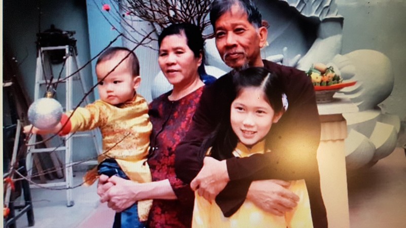 Nhà văn và vợ con