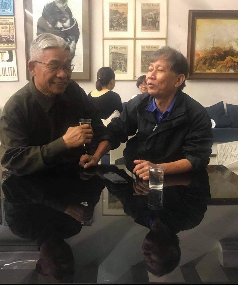 Nhà văn Nguyễn Huy Thiệp và người bạn chí cốt - Nhà điêu khắc Nguyễn Hồng Hưng.