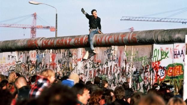 Ngày 15/08/1961, hai ngày sau khi đám hàng rào dây kẽm gai được dựng lên để phong tỏa lối đi lại giữa Đông và Tây Berlin, chính quyền Đông Đức bắt đầu cho xây dựng một bức tường – Bức tường Berlin – để đóng cửa vĩnh viễn lối tiếp cận sang Tây Berlin.