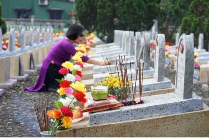 Chị Thu Lan bên mộ chị gái - Ảnh Gia đình cung cấp. Chị Thu Lan bên mộ chị gái - Ảnh Gia đình cung cấp.