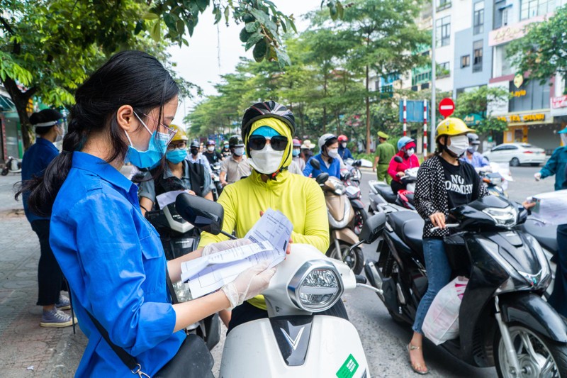 Theo Phó chủ tịch UBND TP Hà Nội Nguyễn Mạnh Quyền, việc kiểm tra giấy đi đường "không phải để phạt người dân mà làm căn cứ" để phát hiện và xử lý trách nhiệm đối với cơ quan, đơn vị, doanh nghiệp chưa tổ chức thực hiện nghiêm chỉ đạo của UBND TP về bố trí lịch làm việc, sản xuất, kinh doanh trong thời gian giãn cách xã hội - Ảnh Báo Tuổi trẻ. Theo Phó chủ tịch UBND TP Hà Nội Nguyễn Mạnh Quyền, việc kiểm tra giấy đi đường "không phải để phạt người dân mà làm căn cứ" để phát hiện và xử lý trách nhiệm đối với cơ quan, đơn vị, doanh nghiệp chưa tổ chức thực hiện nghiêm chỉ đạo của UBND TP về bố trí lịch làm việc, sản xuất, kinh doanh trong thời gian giãn cách xã hội - Ảnh Báo Tuổi trẻ.
