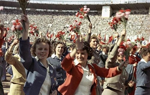 Giờ đây đa số người Nga tiếc nuối với sự sụp đổ của Liên Xô. Giờ đây đa số người Nga tiếc nuối với sự sụp đổ của Liên Xô.