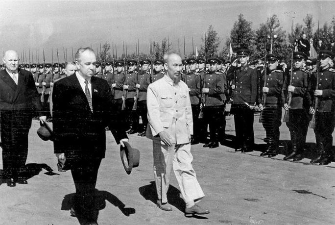 Chủ tịch Hồ Chí Minh duyệt đội danh dự của quân đội Liên Xô tại nghi lễ long trọng đón tiếp phái đoàn đại biểu Chính phủ Việt Nam thăm chính thức Liên Xô, ngày 12 tháng 7 năm 1955. Chủ tịch Hồ Chí Minh duyệt đội danh dự của quân đội Liên Xô tại nghi lễ long trọng đón tiếp phái đoàn đại biểu Chính phủ Việt Nam thăm chính thức Liên Xô, ngày 12 tháng 7 năm 1955.