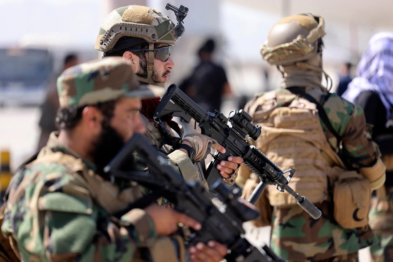 Các thành viên Taliban canh gác tại sân bay ở thủ đô Kabul ngày 14/9 (Ảnh: AFP) Các thành viên Taliban canh gác tại sân bay ở thủ đô Kabul ngày 14/9 (Ảnh: AFP)