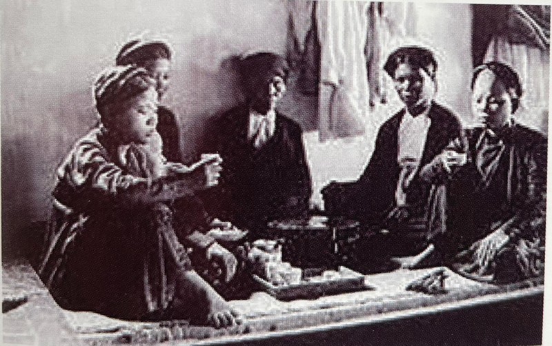 Trà trong đời sống người Việt đã có từ ngàn xưa. Trà trong đời sống người Việt đã có từ ngàn xưa.